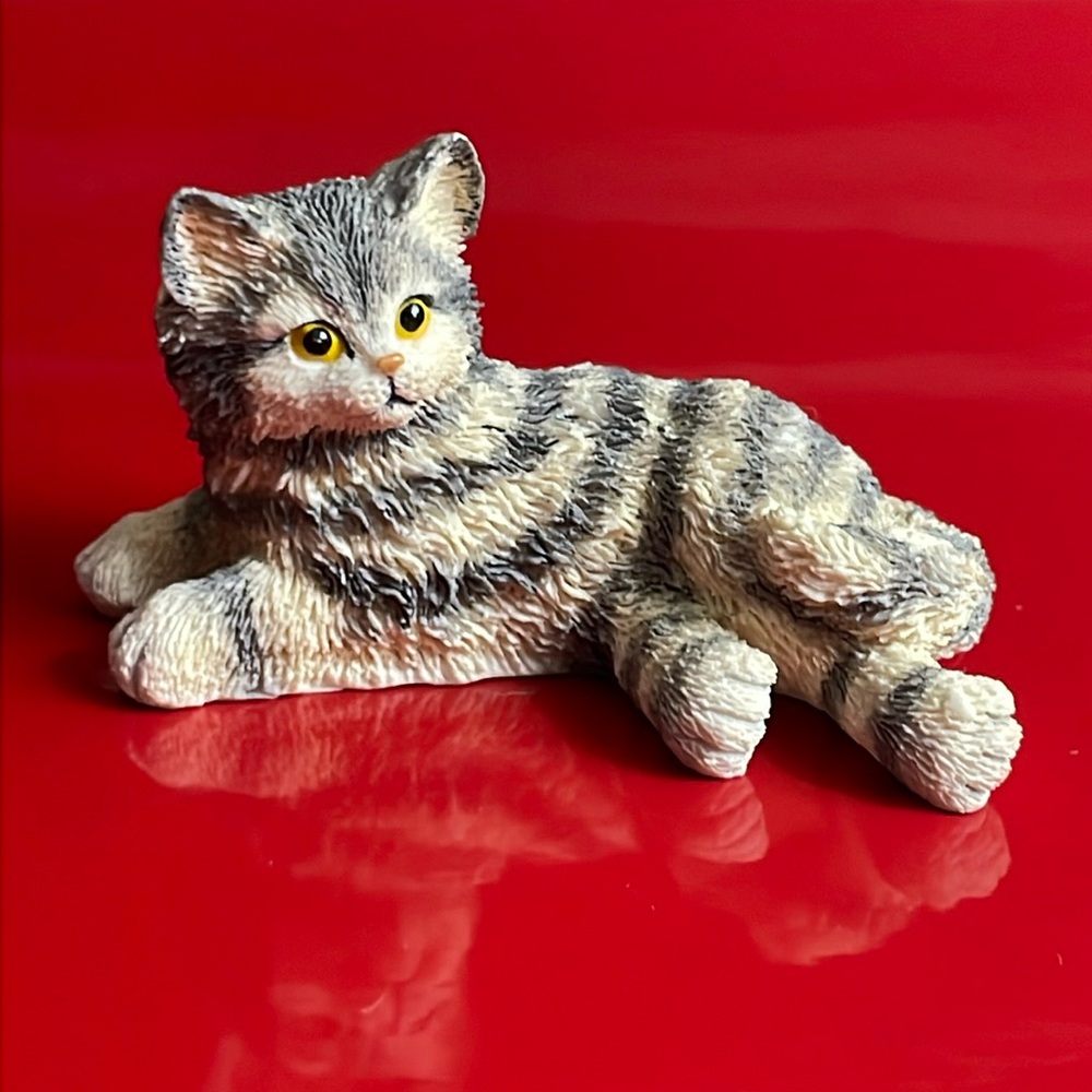 Vintage Grey Stripe Kitty Cat Figurine Laying 
90s Kitten‎ 2.5” x 1.35”